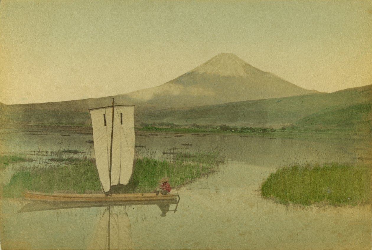 Japan: Fuji-Yama-fjellet (Fuji Yama) med en seilbåt i forgrunnen ved innsjøen Hokome av Kusakabe Kimbei