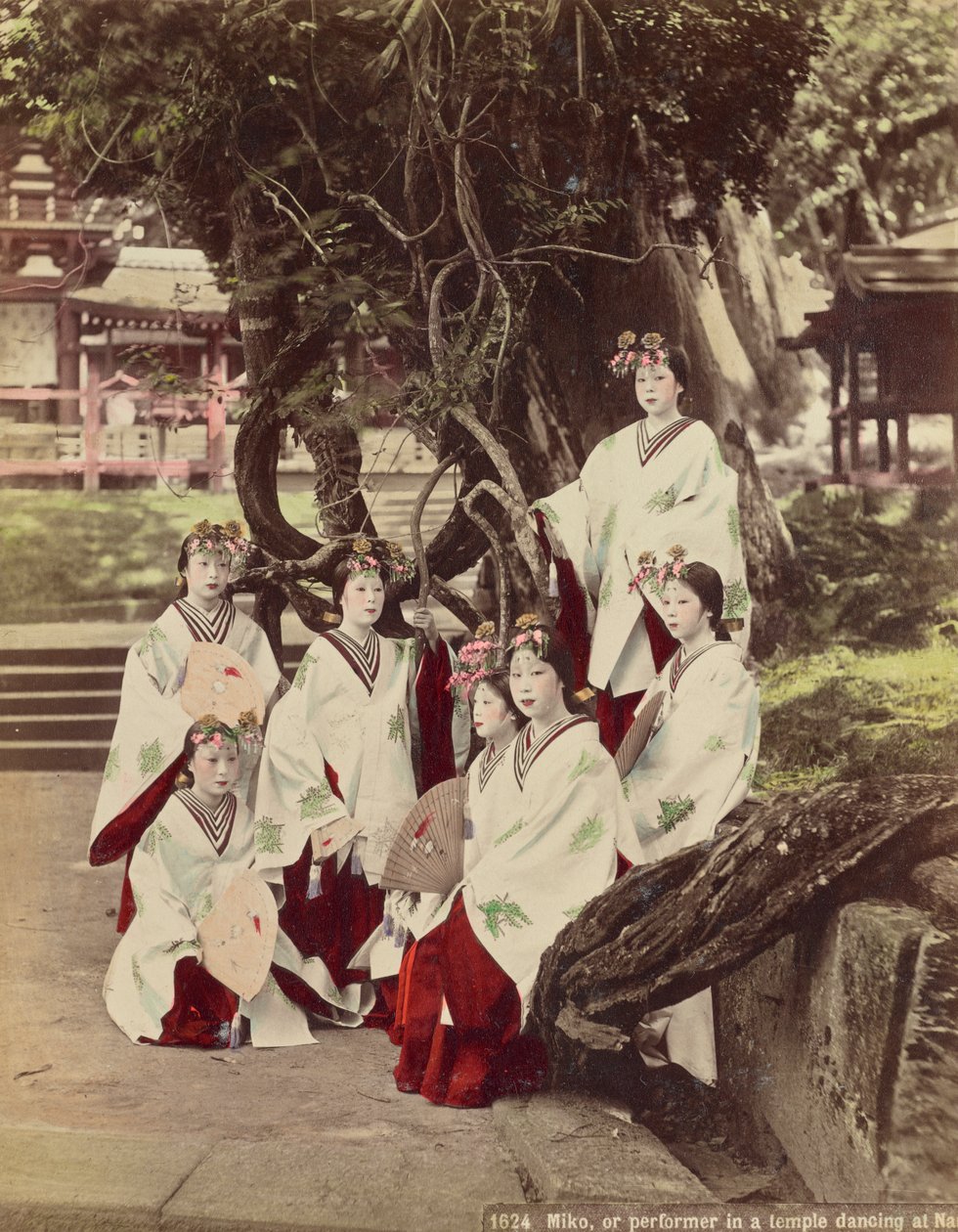 Miko, eller Performing in A Temple Dancing at Nara, ca. 1890 av Kusakabe Kimbei