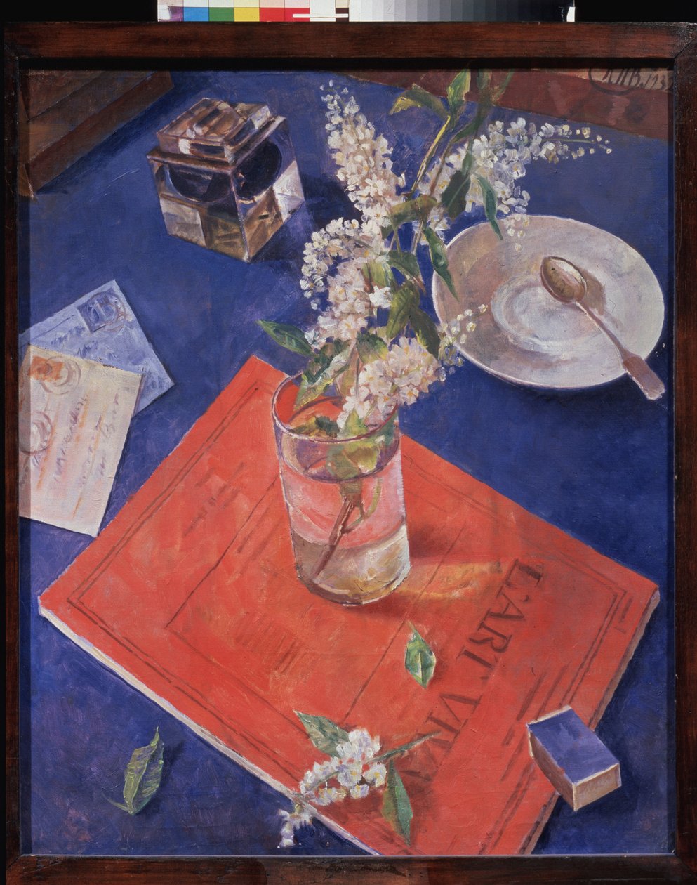 Kirsebærgren i et glass. Under vannglasset, en rød notatbok med tittelen ""Levende kunst"". Maleri av Kuzma Sergeyevich Petrov Vodkin (Petrov-Vodkin) (Kouzma Petrov Vodkin) (Petrov-Vodkin) (1878-1939), olje på lerret av Kuzma Sergeevich Petrov Vodkin