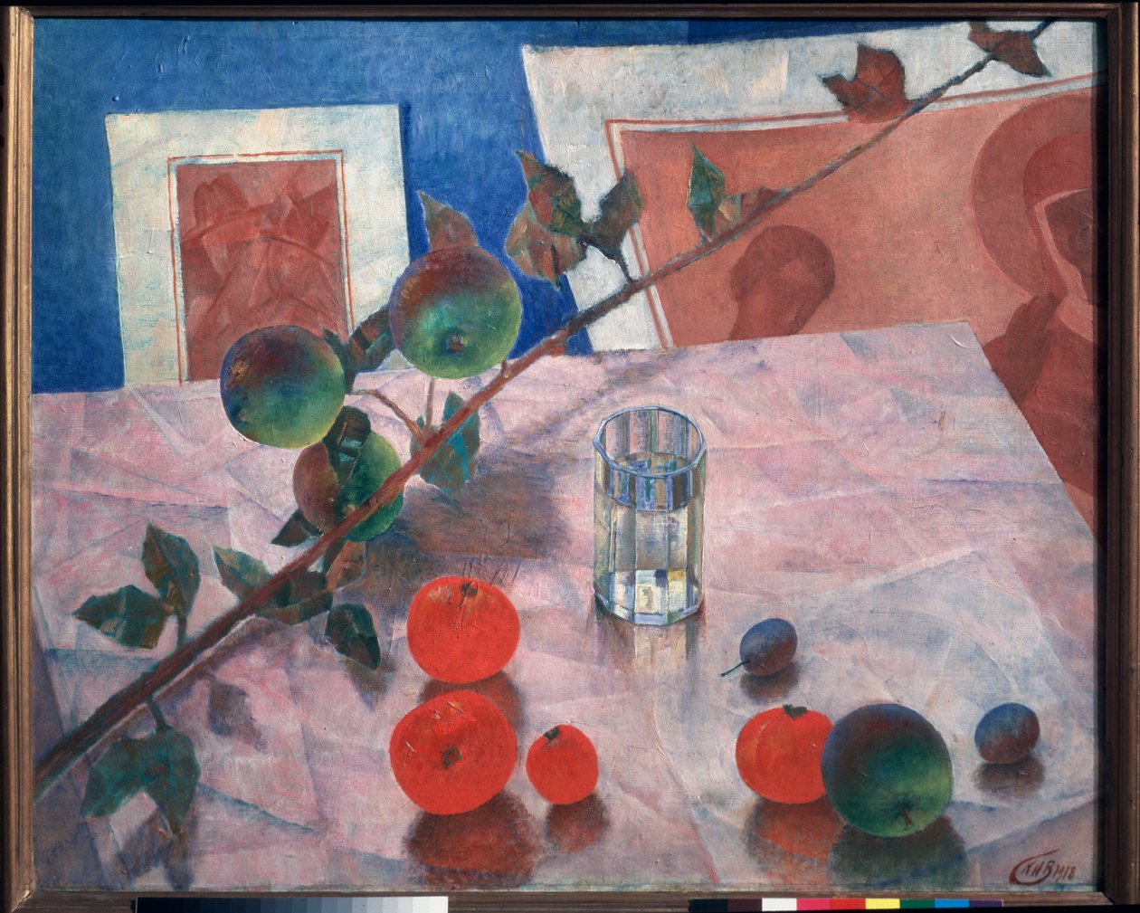 Nature morte en rose. (sur un coin de table, devant des gravures, un verre d