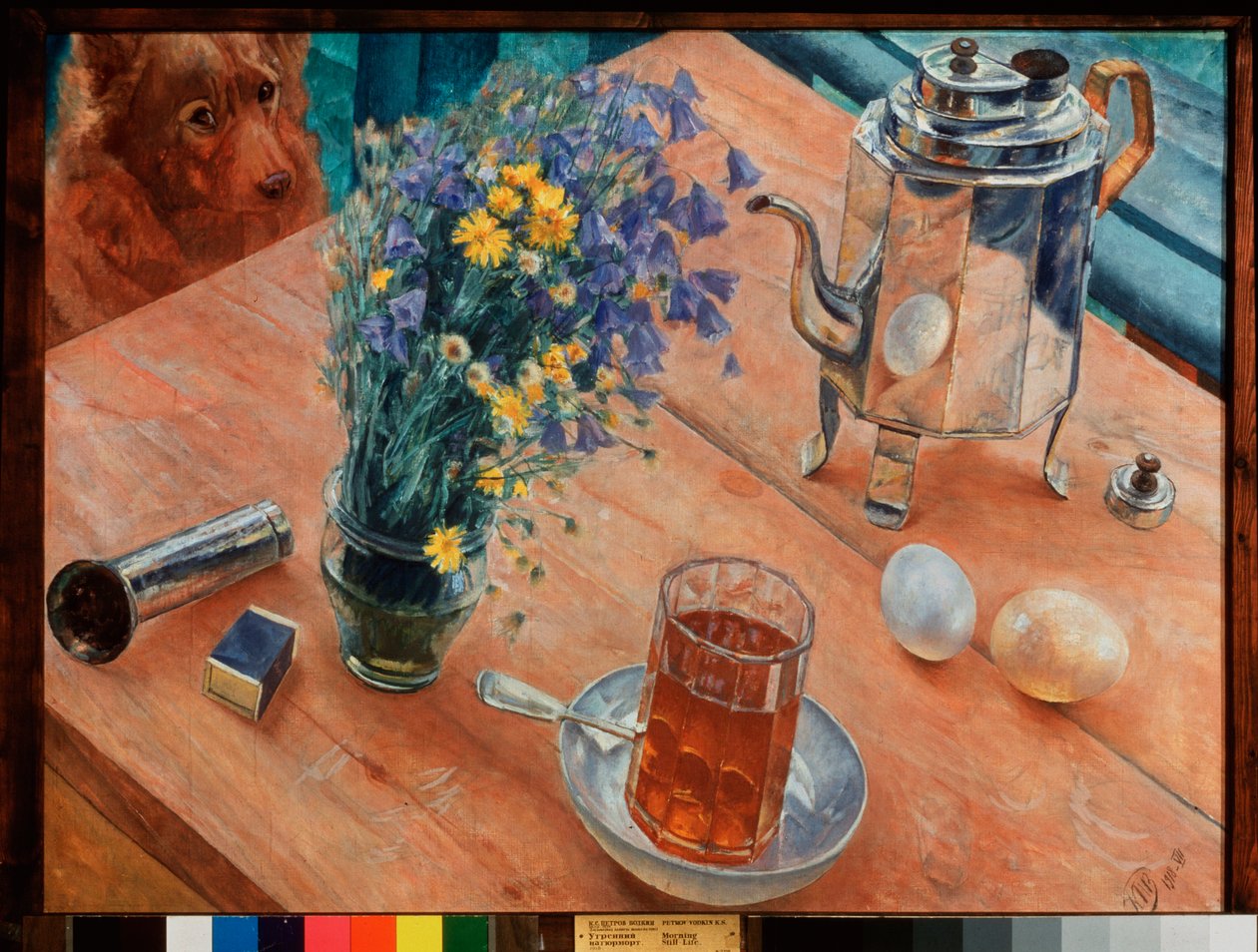 Morgen stilleben. (Glass te og tekanne, egg, en fyrstikkeske og en bukett med ville blomster, plassert på et bord, observert av en hund). Maleri av Kuzma Sergeyevich Petrov Vodkin (Petrov-Vodkin) (Kouzma Petrov Vodkin) (Petrov-V av Kuzma Sergeevich Petrov Vodkin