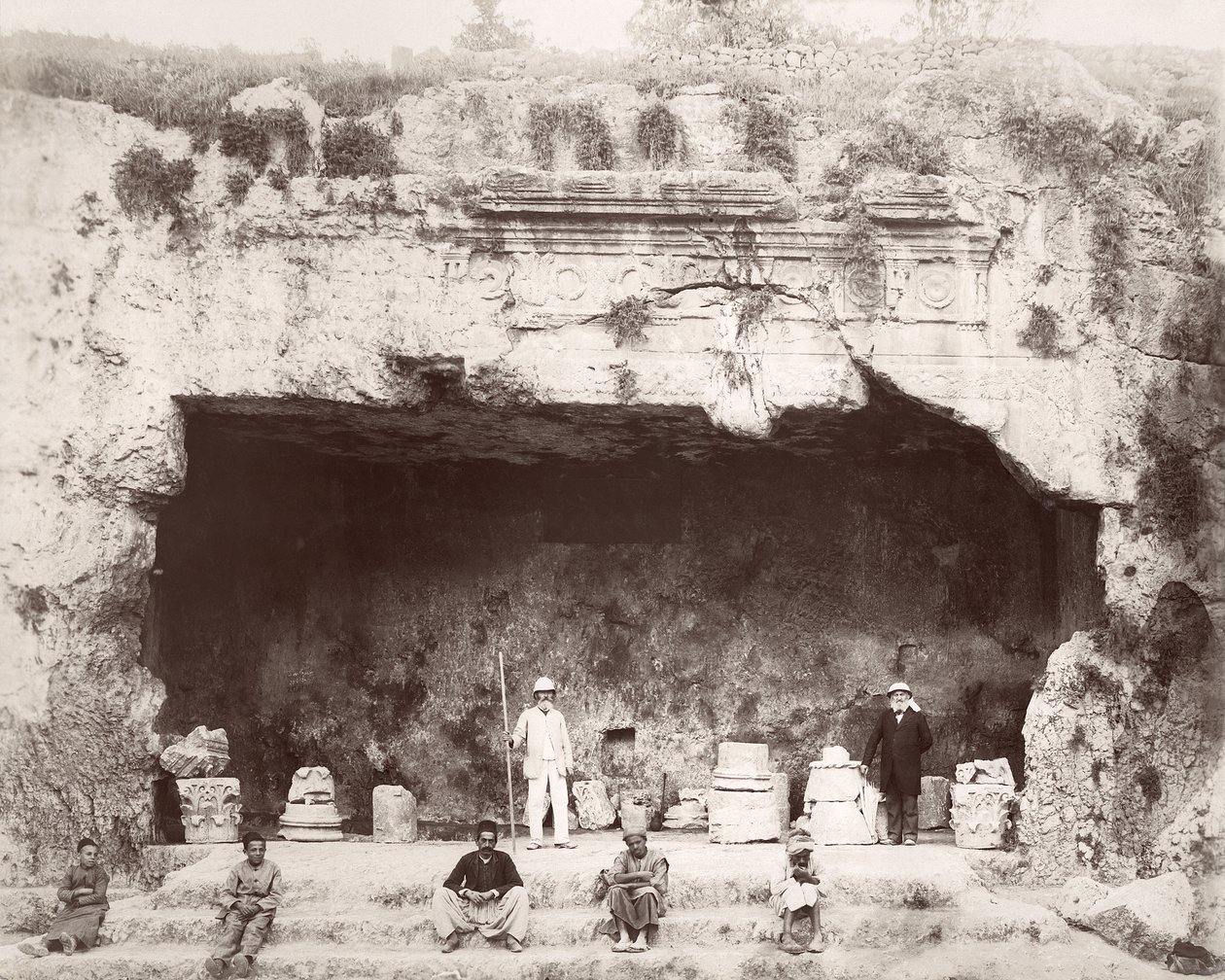 Conrad Schick (til høyre) ved Kongenes grav, Jerusalem, 1897 av L. Schoenecke