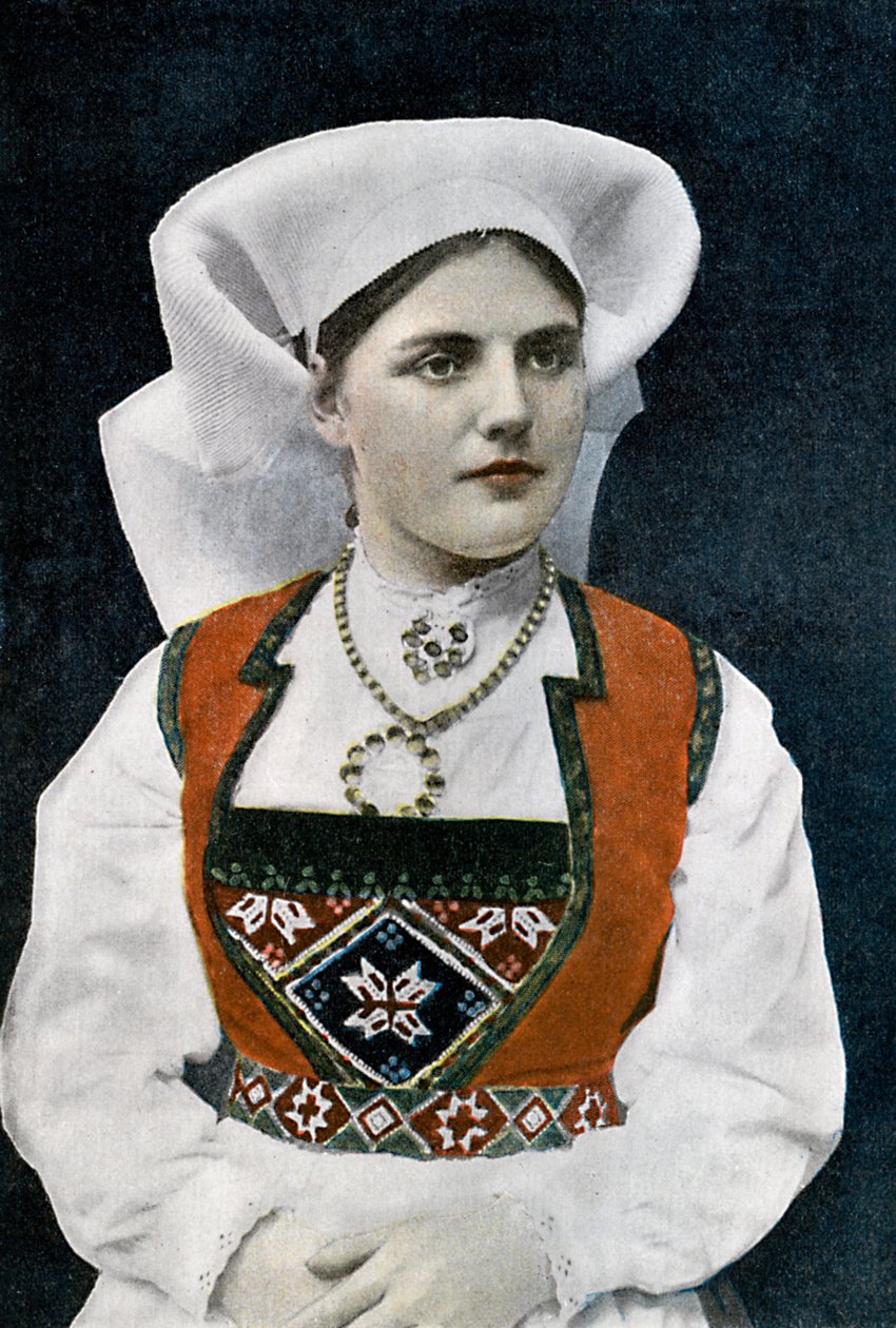 Kvinne i norsk nasjonaldrakt, ca 1890 av L Boulanger