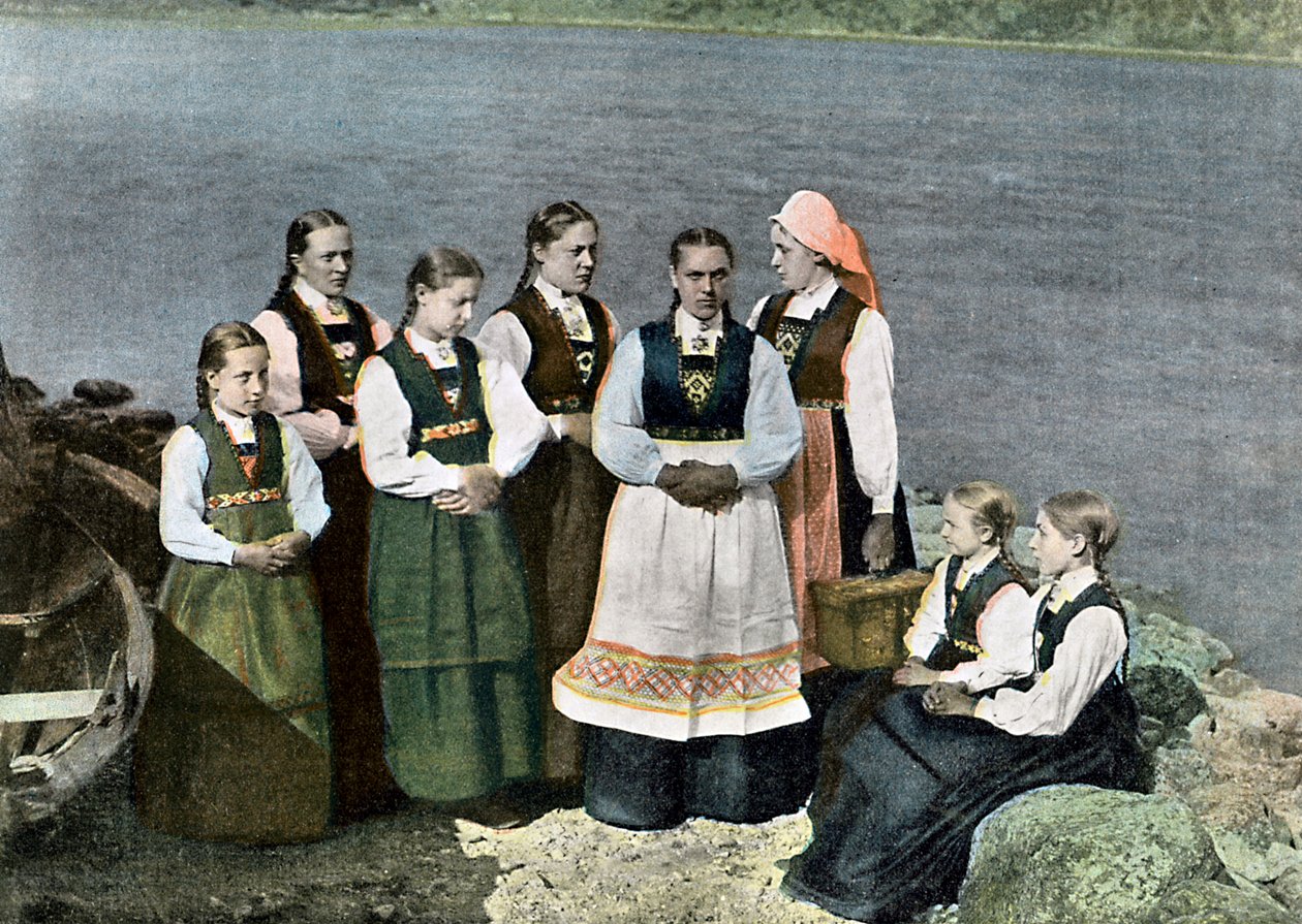 Kvinner og barn i bunad, Sognafjorden, ca 1890 av L Boulanger