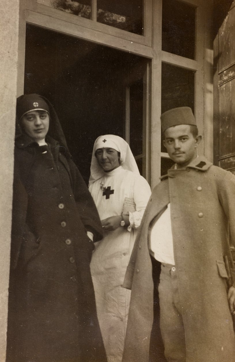 Album av første verdenskrig i Friuli-Venezia Giulia: Portrett av to Røde Kors-sykepleiere med en østerriksk kadettfange ved Villa Brazzà, hjemmet til 17 av krigssykehuset i Soleschiano Manzano (s/hv-bilde) av L. Verdiani