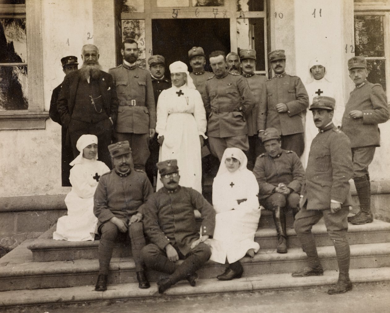 Album av første verdenskrig i Friuli-Venezia Giulia: gruppeportrett med offiserer og Røde Kors-sykepleiere under besøket av ridderne av Malta a Villa Brazzà, hjem til 17 av krigssykehuset i Soleschiano Manzano, 25/11/1915 ( s/h bilde) av L. Verdiani