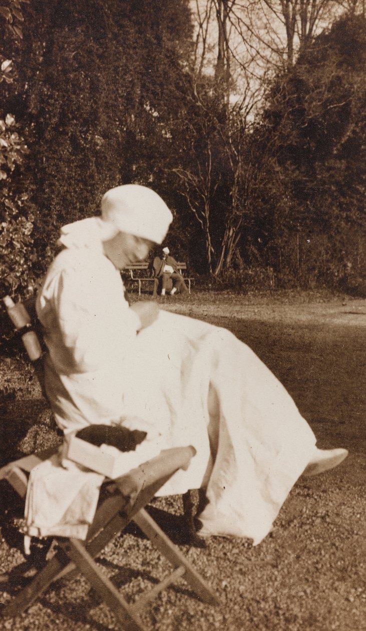 Album av første verdenskrig i Friuli-Venezia Giulia: portrett av en Røde Kors-sykepleier i parken til Villa Brazzà, hjemmet til 17 av krigssykehuset i Soleschiano Manzano (s/hv-bilde) av L. Verdiani