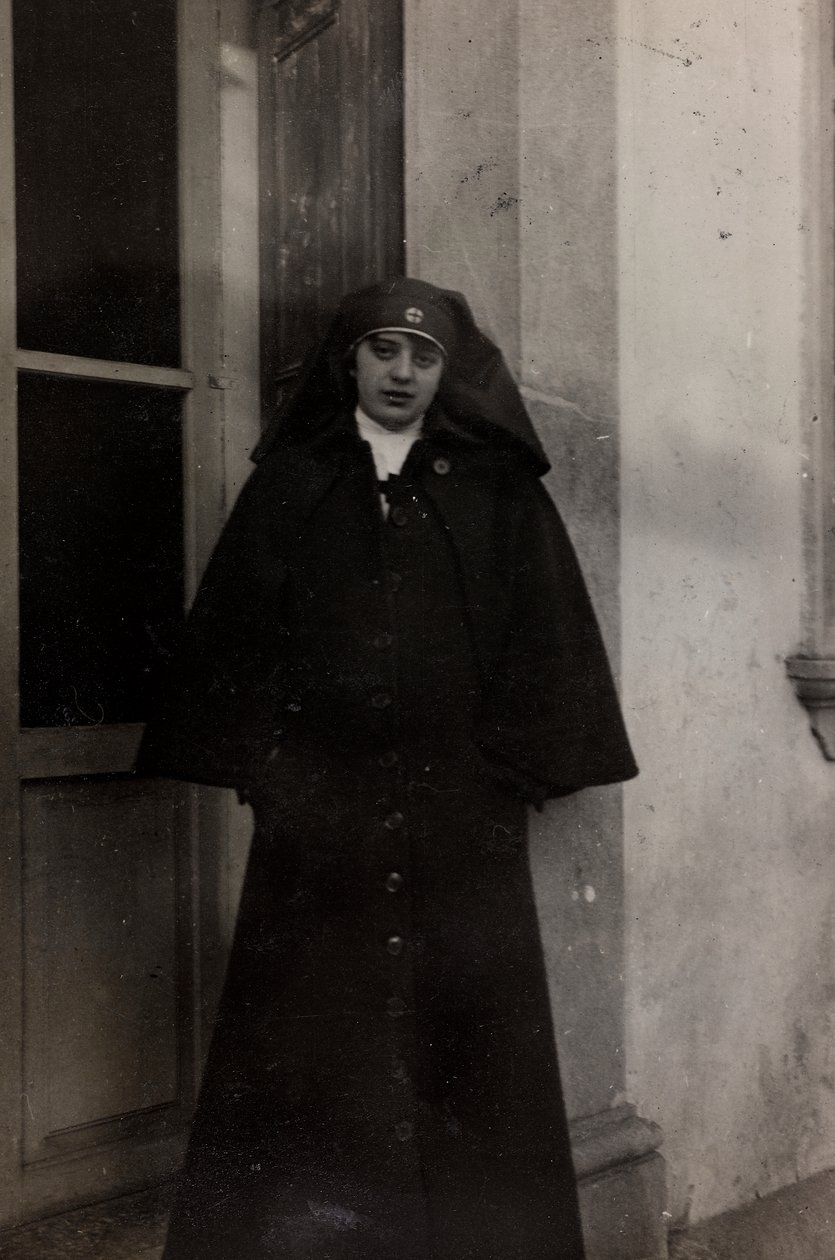 Album av første verdenskrig i Friuli-Venezia Giulia: portrett av Røde Kors-sykepleier Elena Bianconcini ved Villa Brazzà, hjemmet til 17 av krigssykehuset i Soleschiano Manzano (s/hv-bilde) av L. Verdiani