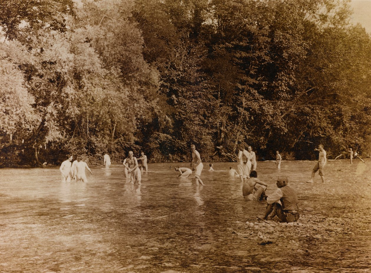 Album av første verdenskrig i Friuli-Venezia Giulia: soldater mens de badet i elven Natisone i Premariacco, Udine, Italia (s/hvitt-bilde) av L. Verdiani
