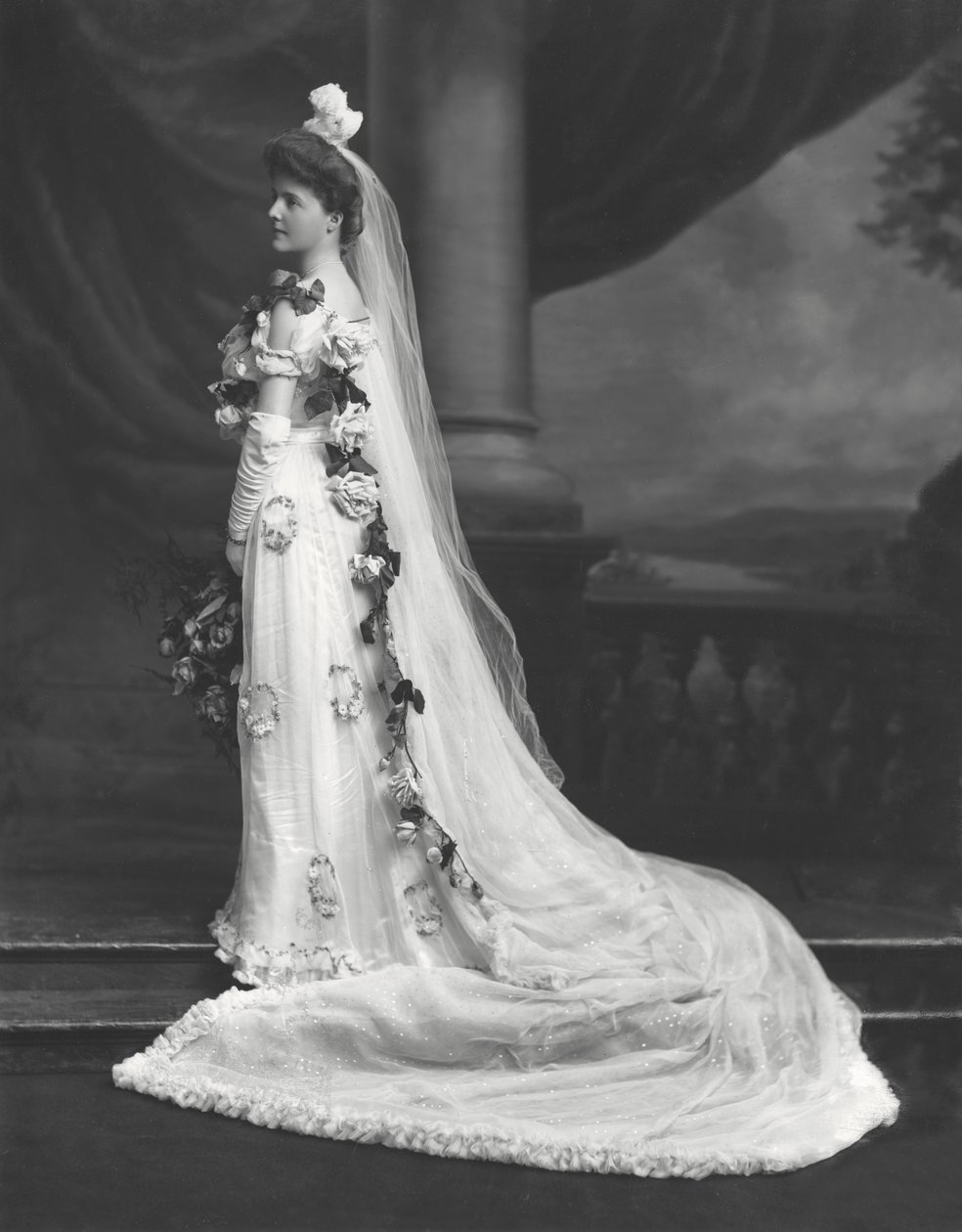 Frøken Sheila Cooper, fotografert i anledning hennes presentasjon ved retten av Lafayette Studio