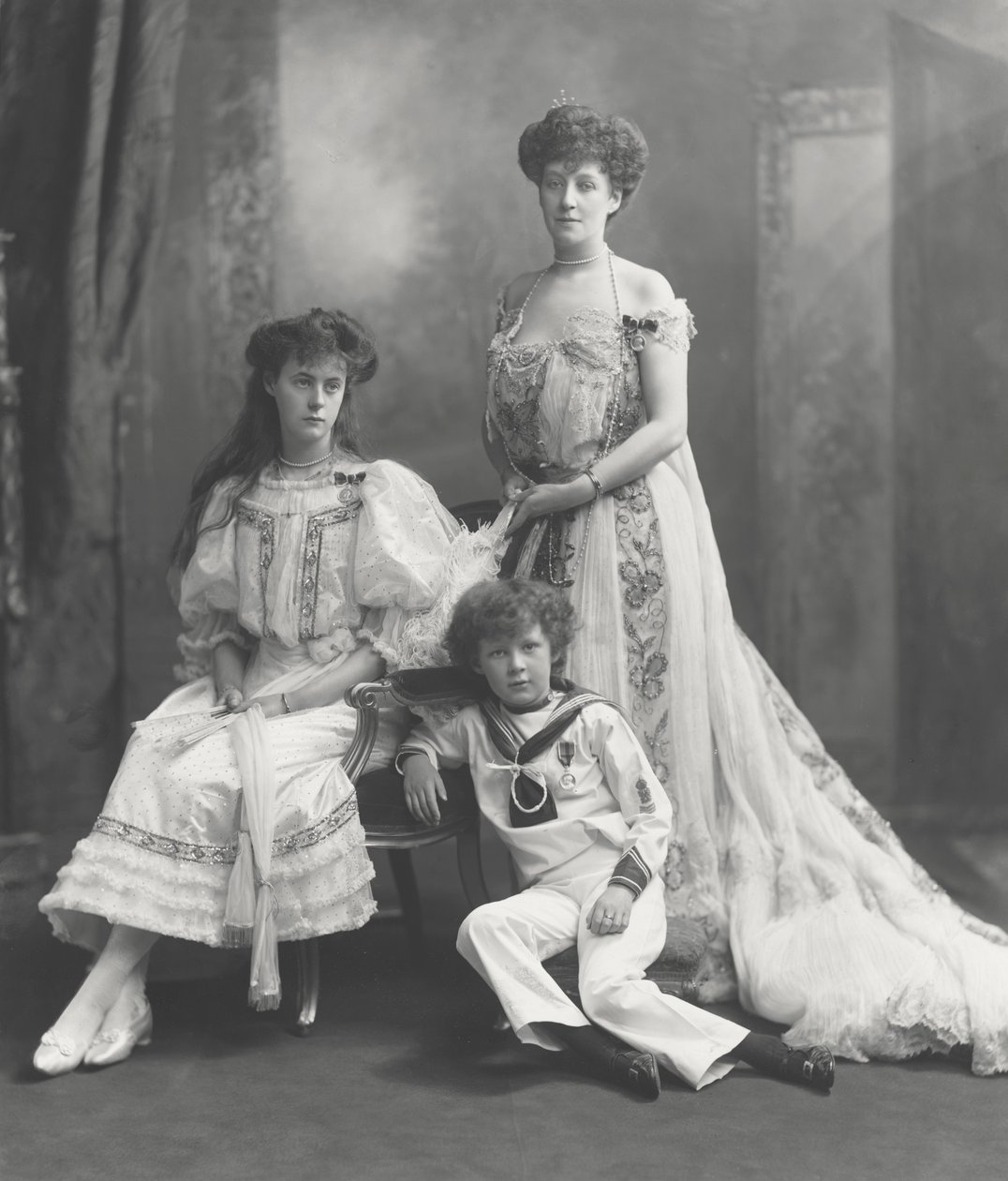 Viscountesse Knollys og hennes barn, fotografert i anledning av mottakelsen av kong Edward VII kroningsmedaljer, 1902 av Lafayette Studio
