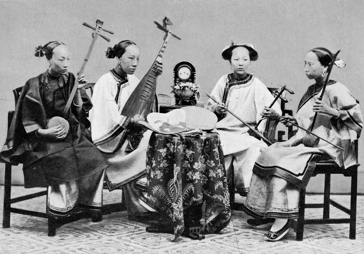 Kvinnelige musikere med tradisjonelle kinesiske musikkinstrumenter i Hong Kong, ca. 1885 (bw-bilde) av Lai Afong