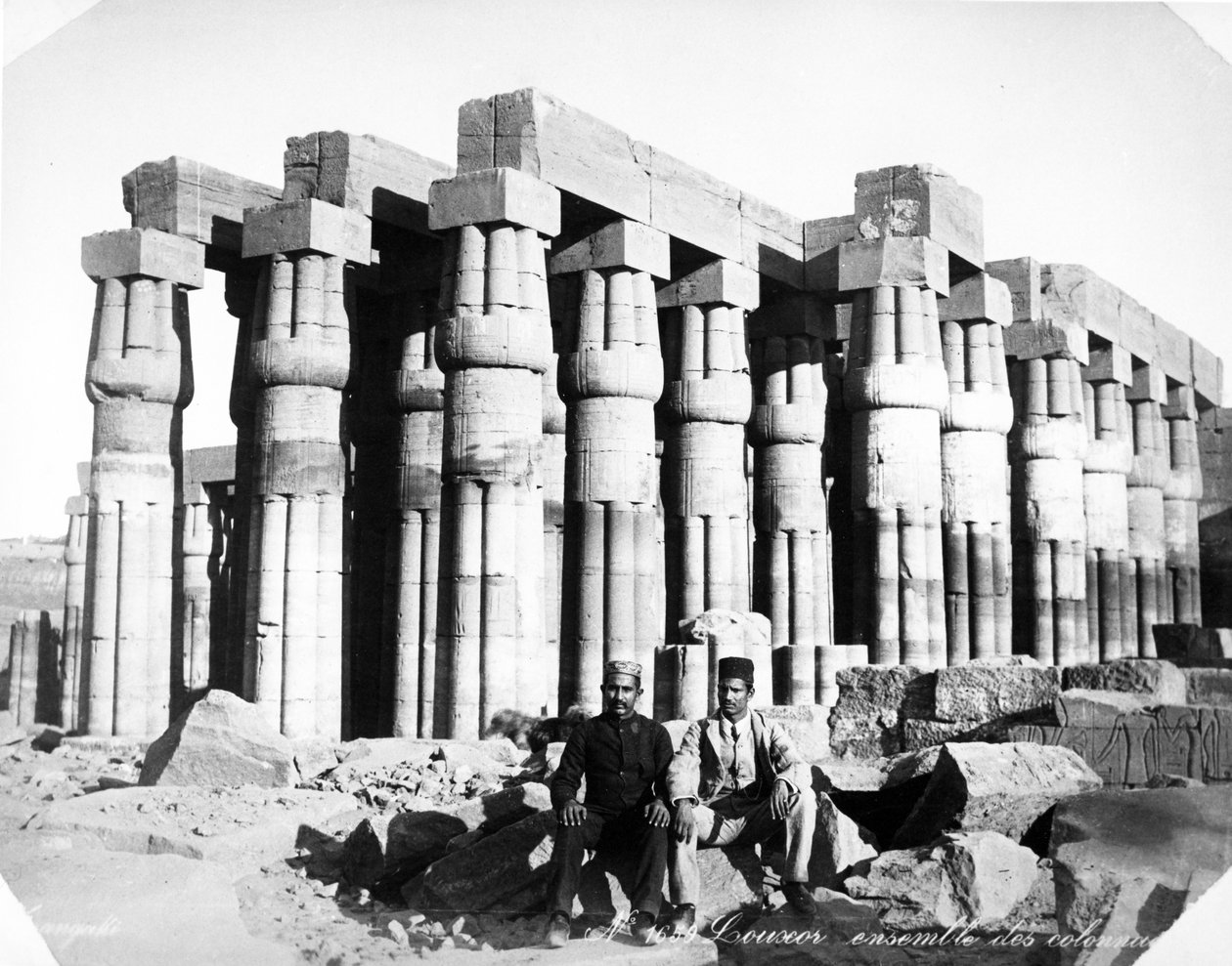 Utsikt over søylegangen til domstolen til Amenhotep III i Luxor, ca. 1880 av Langaki