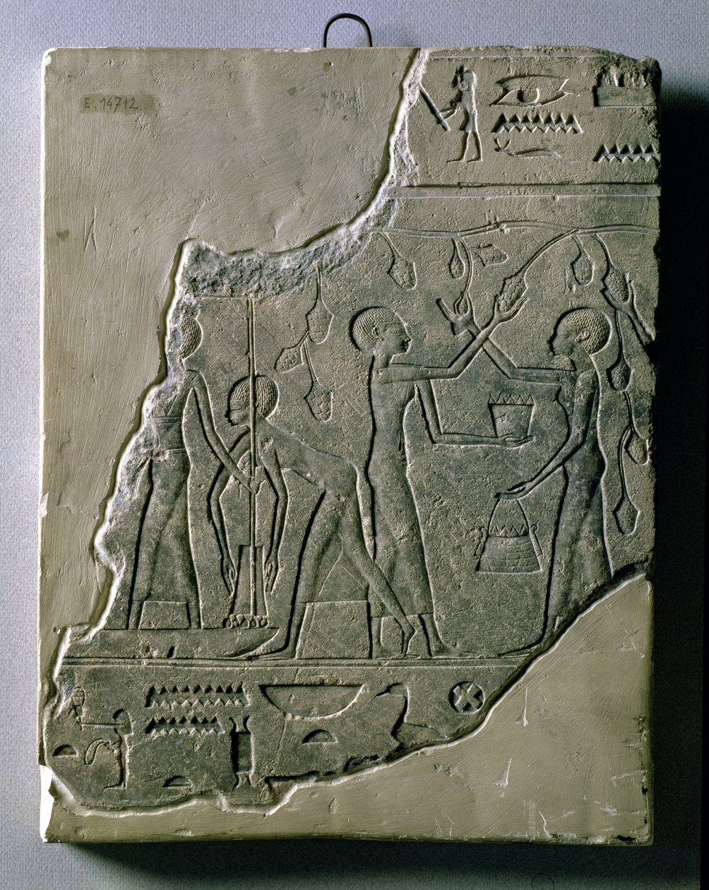 Basrelieff av prestinner som samler druer, 26.-30. dynasti av Late Period Egyptian