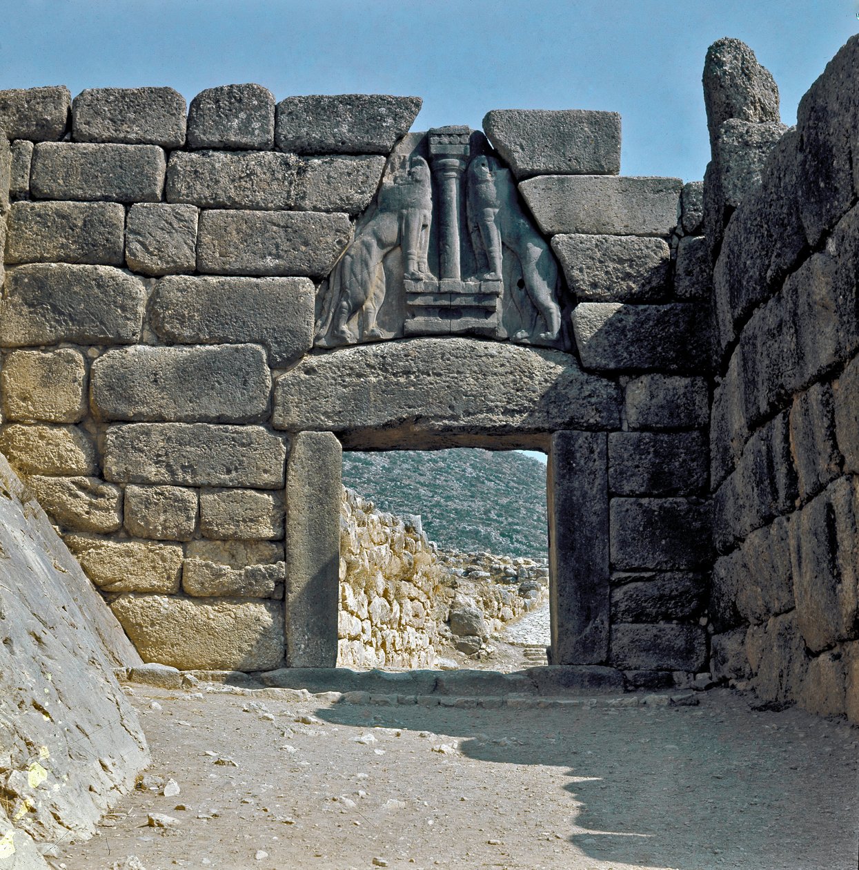 The Gate of the Lions: stedet for den gamle byen Mykenes, på Peloponnes (1500-1100 f.Kr.) Hellas av Late Helladic Period Mycenaean