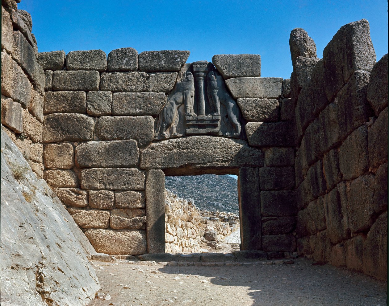 The Gate of the Lions: stedet for den gamle byen Mykenes, på Peloponnes (1500-1100 f.Kr.) Hellas av Late Helladic Period Mycenaean