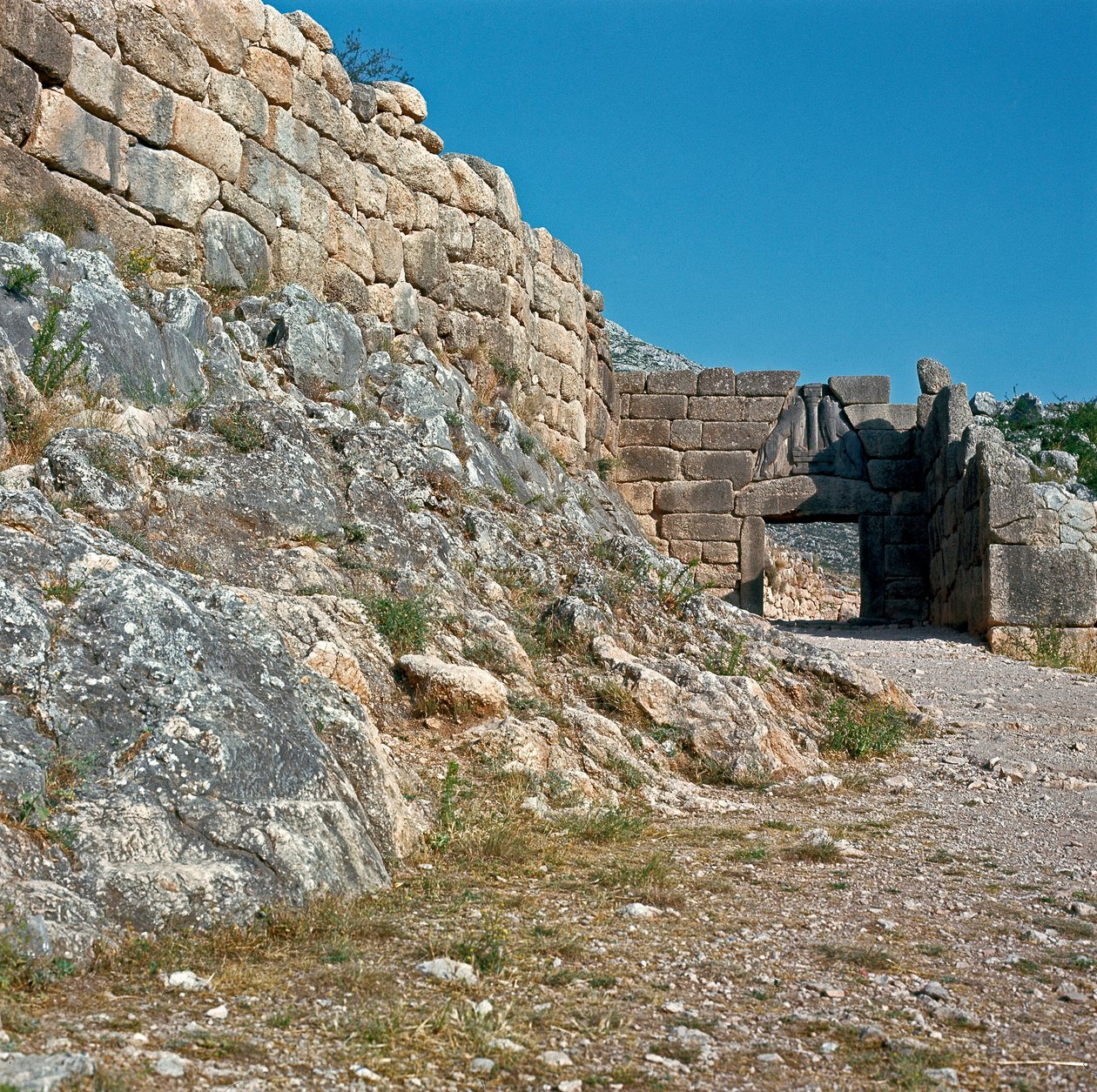 The Gate of the Lions: stedet for den gamle byen Mykenes, på Peloponnes (1500-1100 f.Kr.) Hellas av Late Helladic Period Mycenaean