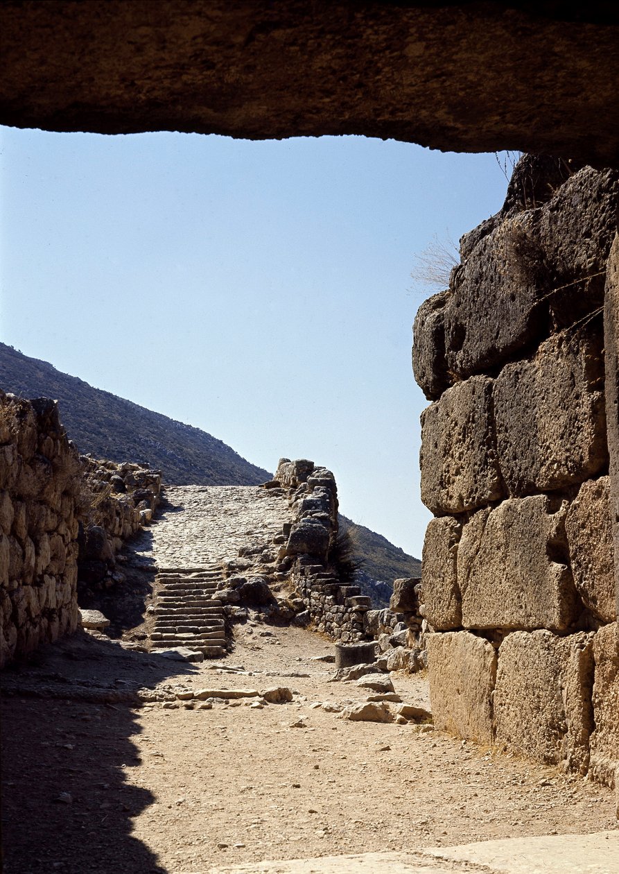 Utsikt over smuget fra Løvenes port: stedet for den gamle byen Mykenes, på Peloponnes (1500-1100 f.Kr.) Hellas av Late Helladic Period Mycenaean