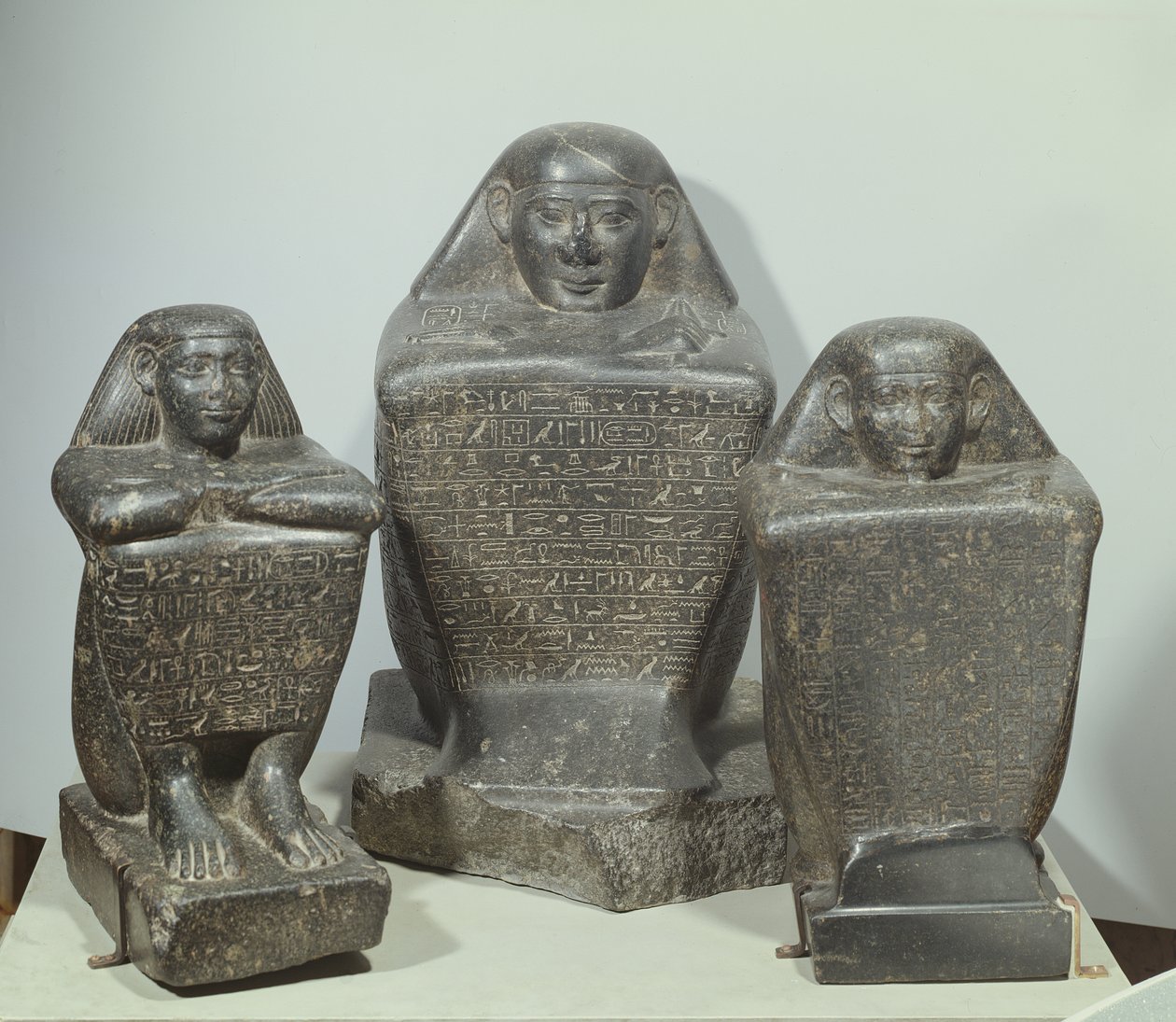 Blokkstatuer av Akhamenru, Harwa og Amenemonet, 25.-26. dynasti (dioritt) av Late Period Egyptian