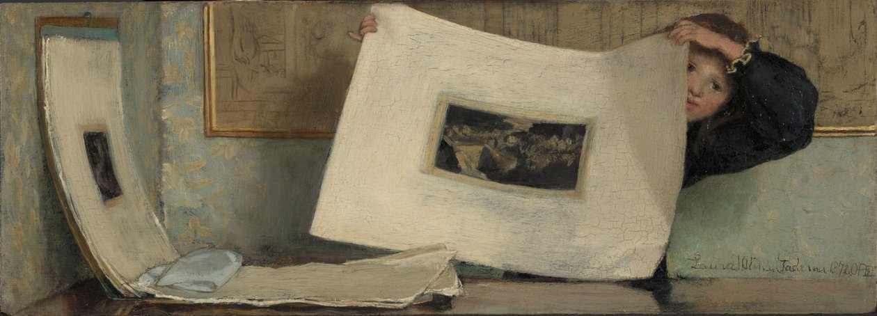 Anna blar gjennom en portefølje med utskrifter av Laura Theresa Alma Tadema (Lady)