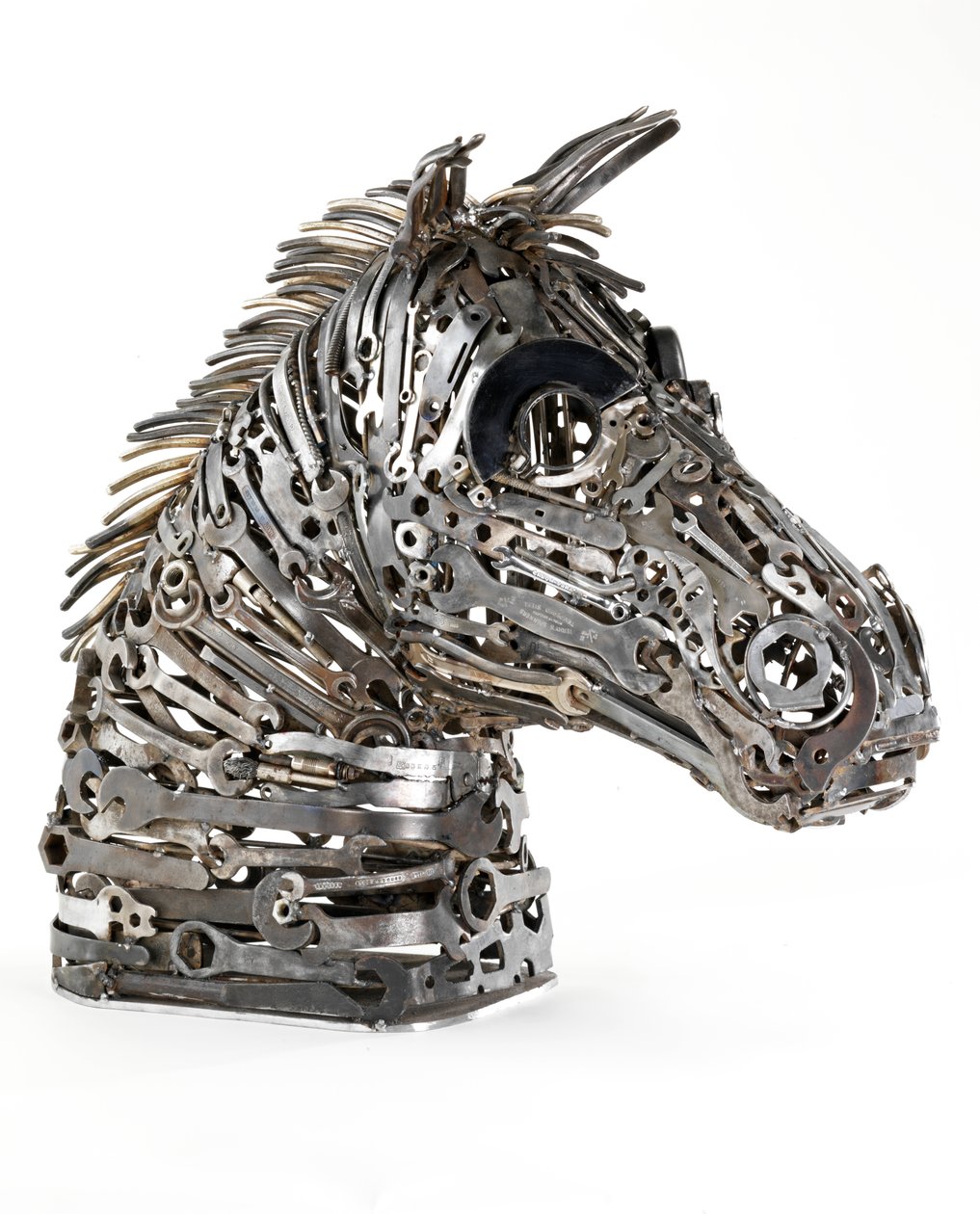 Warhorse (metall, skiftenøkler, verktøy og gjenstander) (se også 440479) av Lawrie Simonson