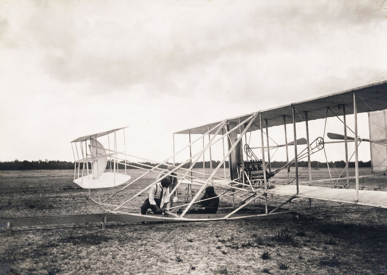 Leon Bollee arbeider på Wright-brødrenes fly, ca. 1909 av Leon Bollee