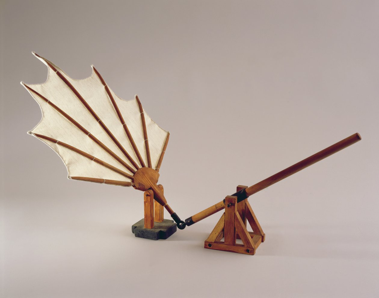 Modellrekonstruksjon av da Vincis design for en bankende vinge (tre og tøy) av Leonardo da Vinci