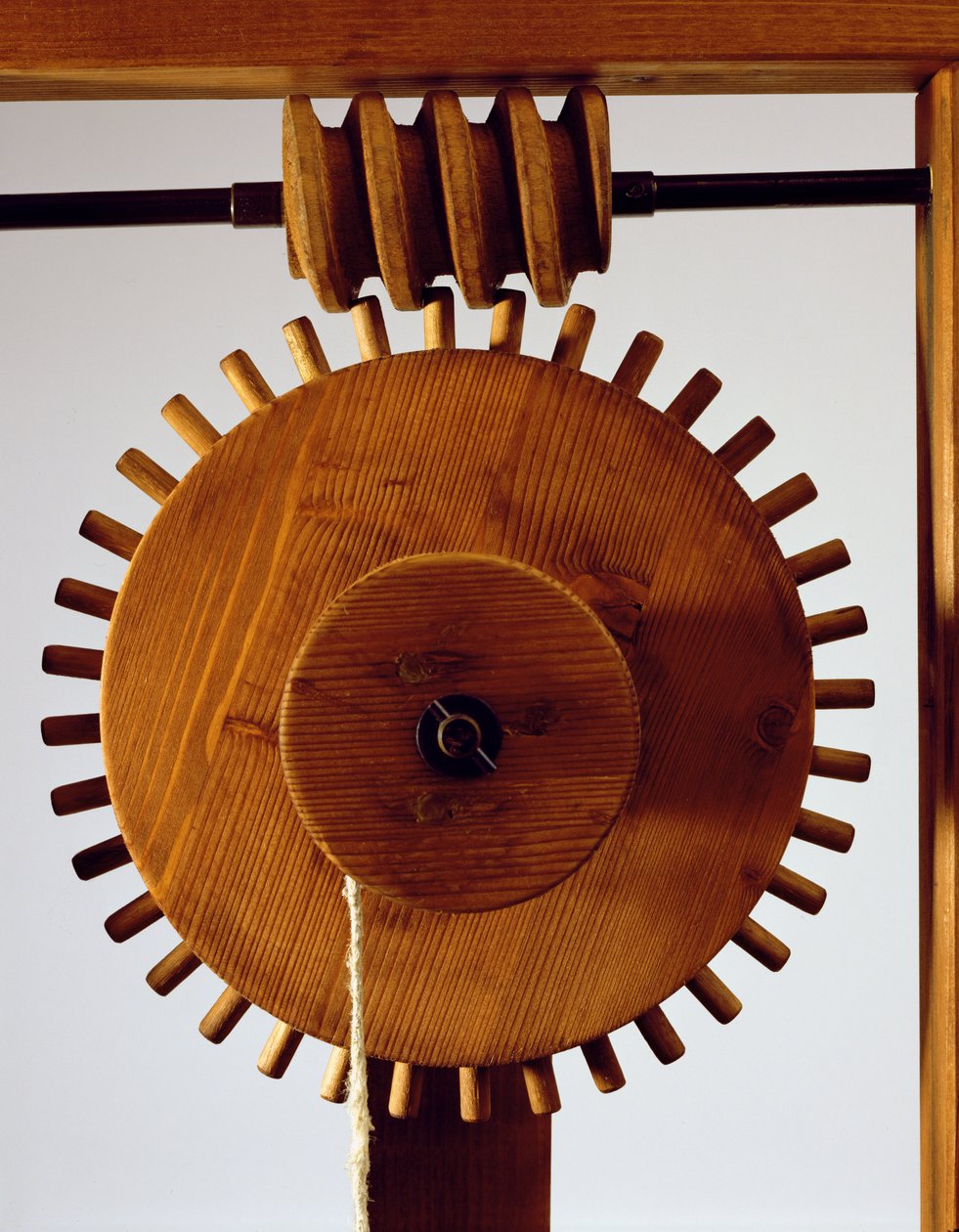Modellrekonstruksjon av da Vincis design for en spiralformet mekanisme (tre, metall og streng) av Leonardo da Vinci