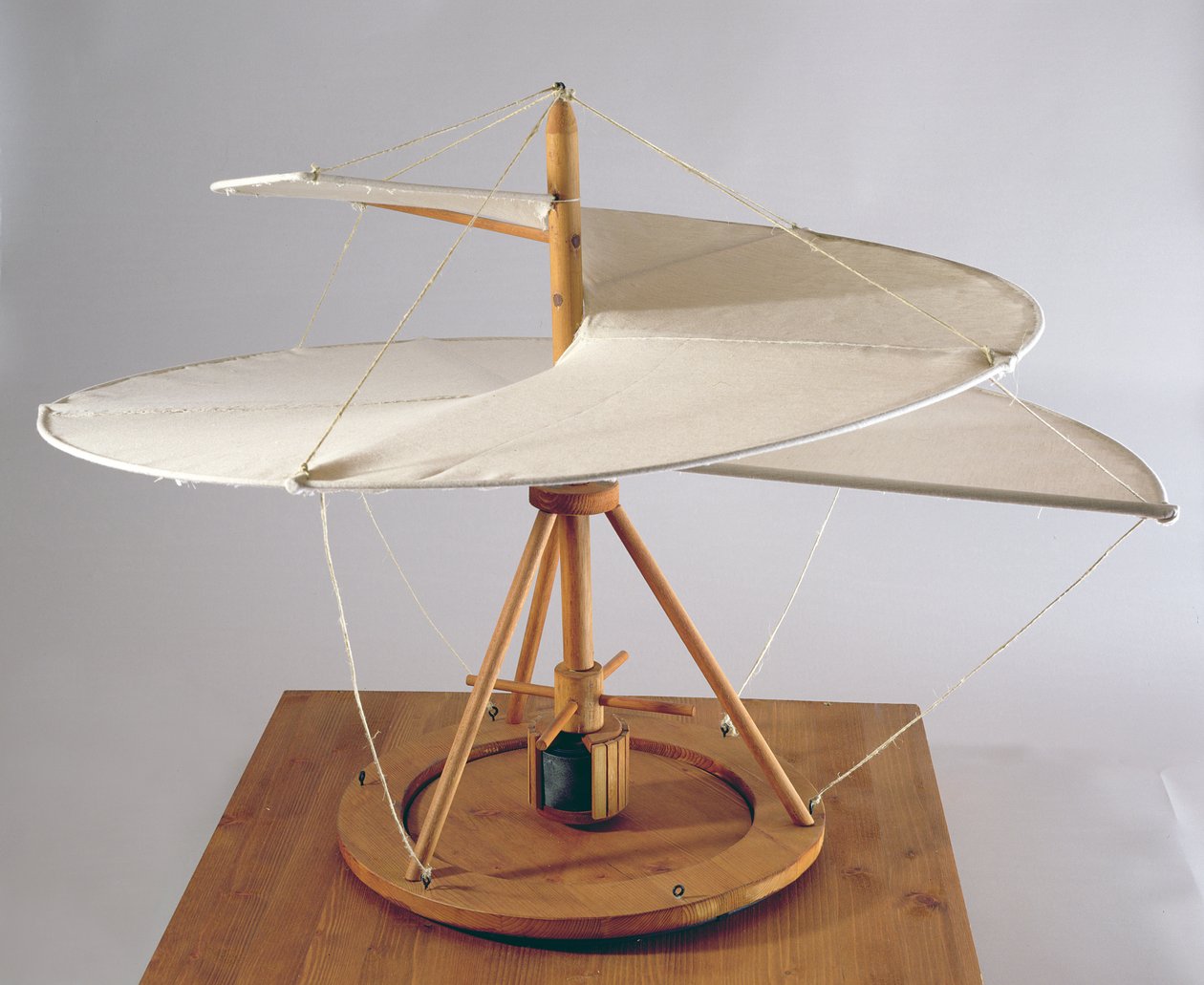 Modellrekonstruksjon av da Vincis design for en luftskrue (tre, klut og snor) av Leonardo da Vinci