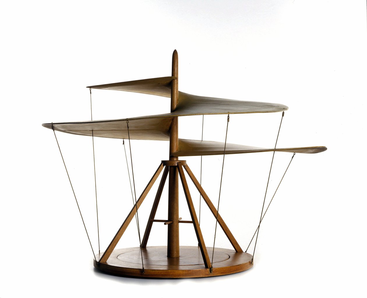 Modell av luftskruen laget etter tegningen av Leonardo da Vinci (Leonardo da Vinci), flygende maskin, helikopter stamfar - Museum of Science and Technology of Leonardo da Vinci, Milano av Leonardo da (after) Vinci