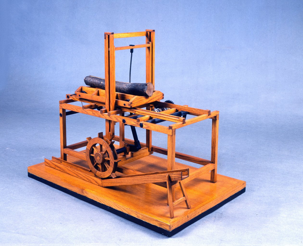 Tremodell (modell) av hydraulisk sag drevet av gir og vann. Laget etter tegning av Leonardo da Vinci (Leonard de Vinci) (1452-1519) Museum of Science and Technology, Milano. av Leonardo da (after) Vinci