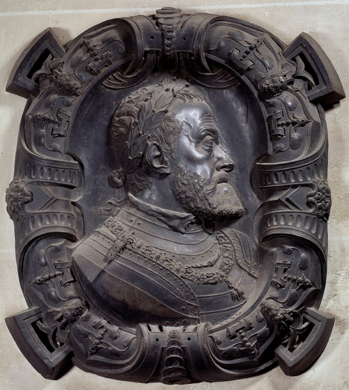 Profilportrett av keiser Karl V (1500-1558)”” Relieff i skulpturert bronse av Leone Leoni (1509-1590). Paris, Louvre-museet av Leone Leoni