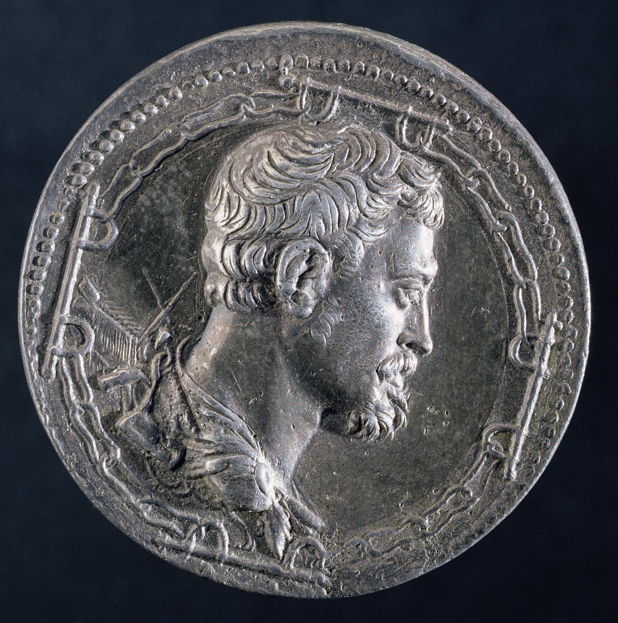 Baksiden av medaljongen til Andrea Doria som viser kunstneren omgitt av lenker til en straffedømt og med en bysse i bakgrunnen, ca. 1541 (sølv) (se 122337 for forsiden) av Leone Leoni