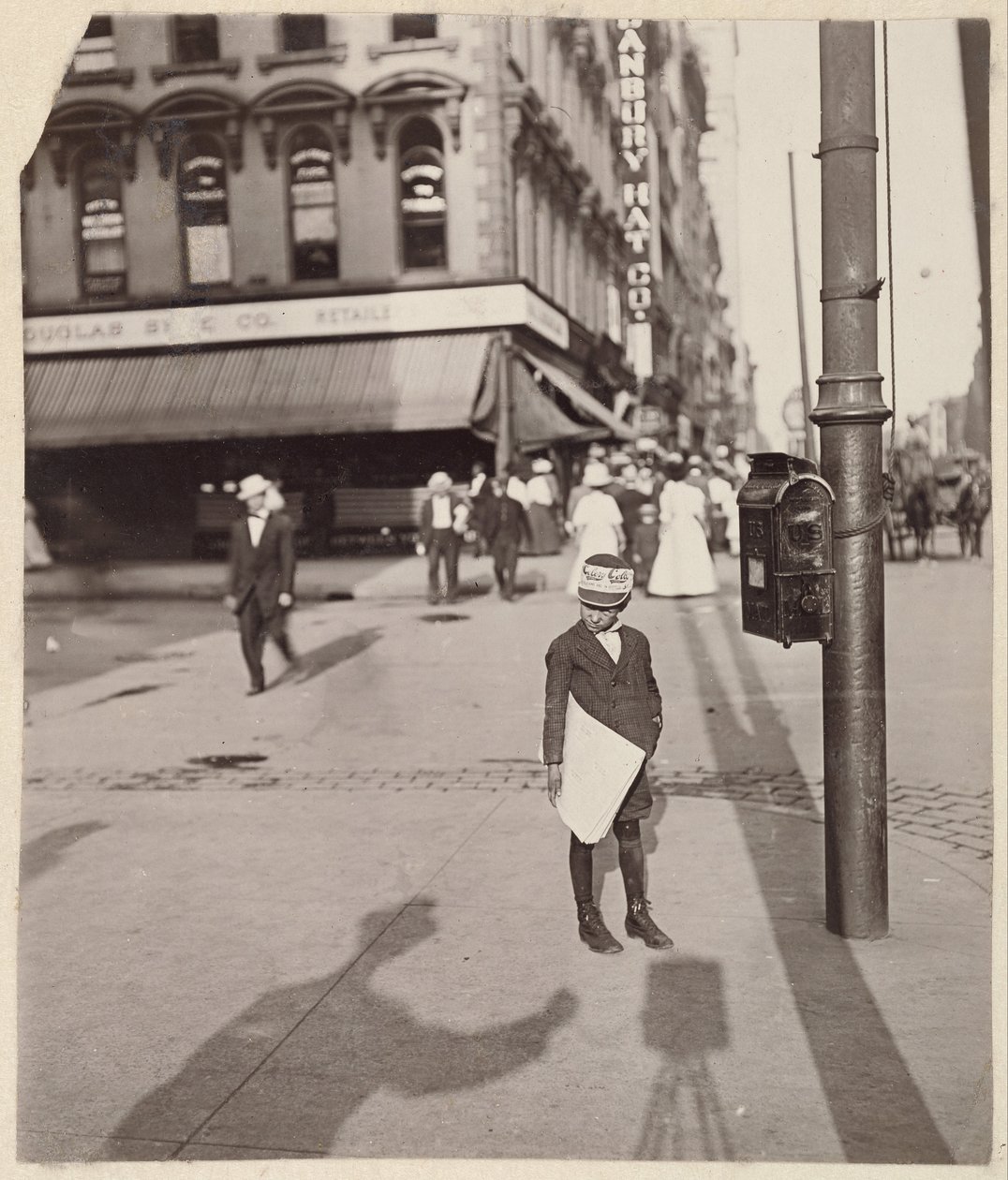 Selvportrett med Newsboy av Lewis Wickes Hine