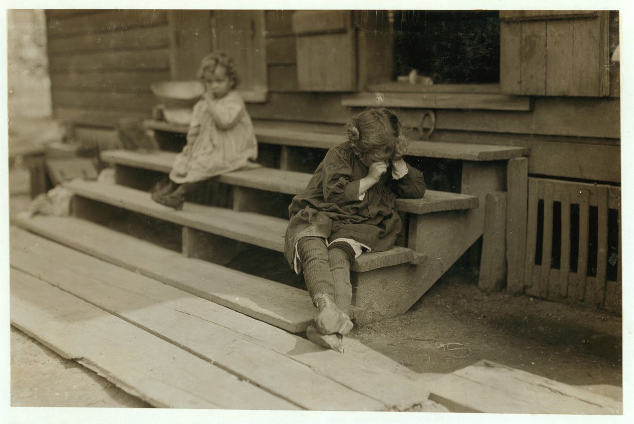 5 år gamle Olga Schubert begynte på jobb ca kl. 05.00. hjelper moren hennes i Biloxi hermetikkfabrikk, Mississippi, med å plukke reker. Hun var sliten og nektet å bli fotografert, 1911 av Lewis Wickes Hine