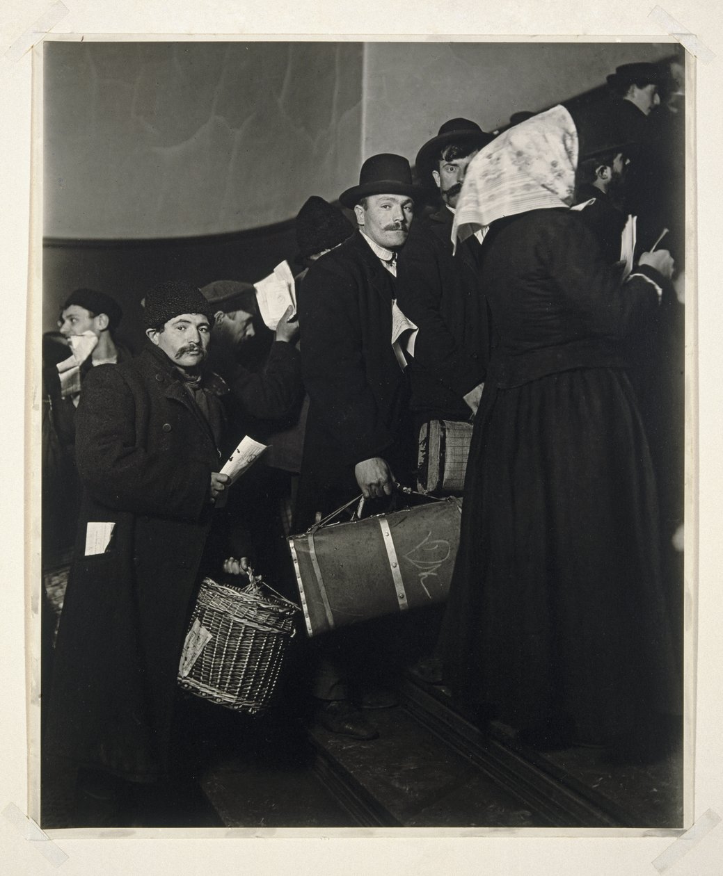 Klatring inn i det lovede landet, Ellis Island, 1908 (foto av gelatinsølv) av Lewis Wickes Hine