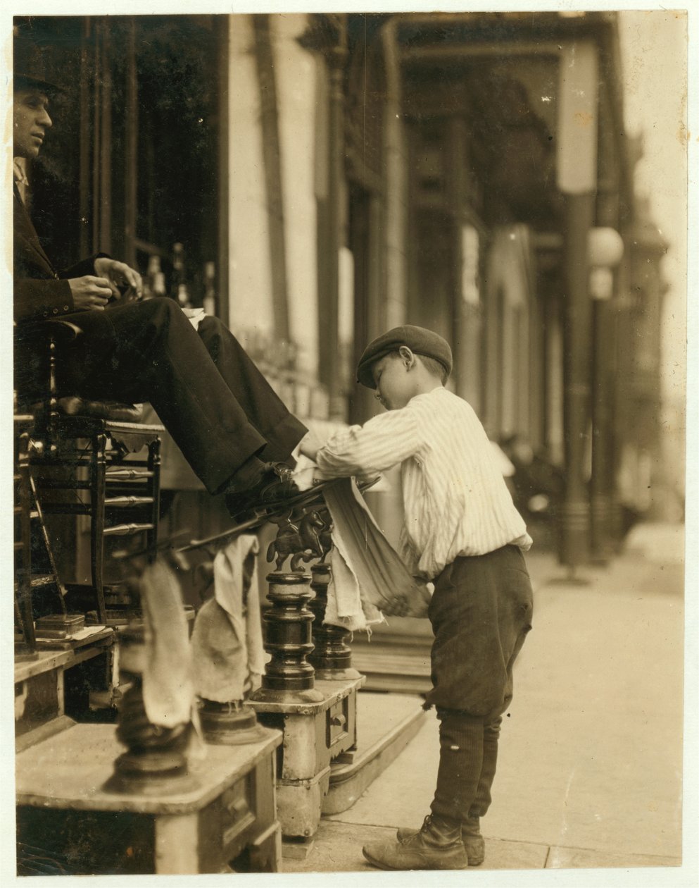 Michael Mero, 2 West 4th St. Bootblack, 12 år, arbeider ett år av egen vilje. Ikke røyk. Ut etter kl. 23.00 den 21. mai Arbeider ordinært 6 timer pr. Sted: Wilmington, Delaware. av Lewis Wickes Hine