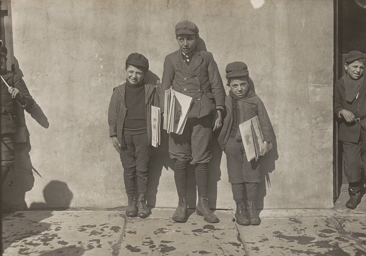 John Pento, 14 år, Daniel og Angelo Pento, 7 år, selger aviser, Hartford, Connecticut av Lewis Hine