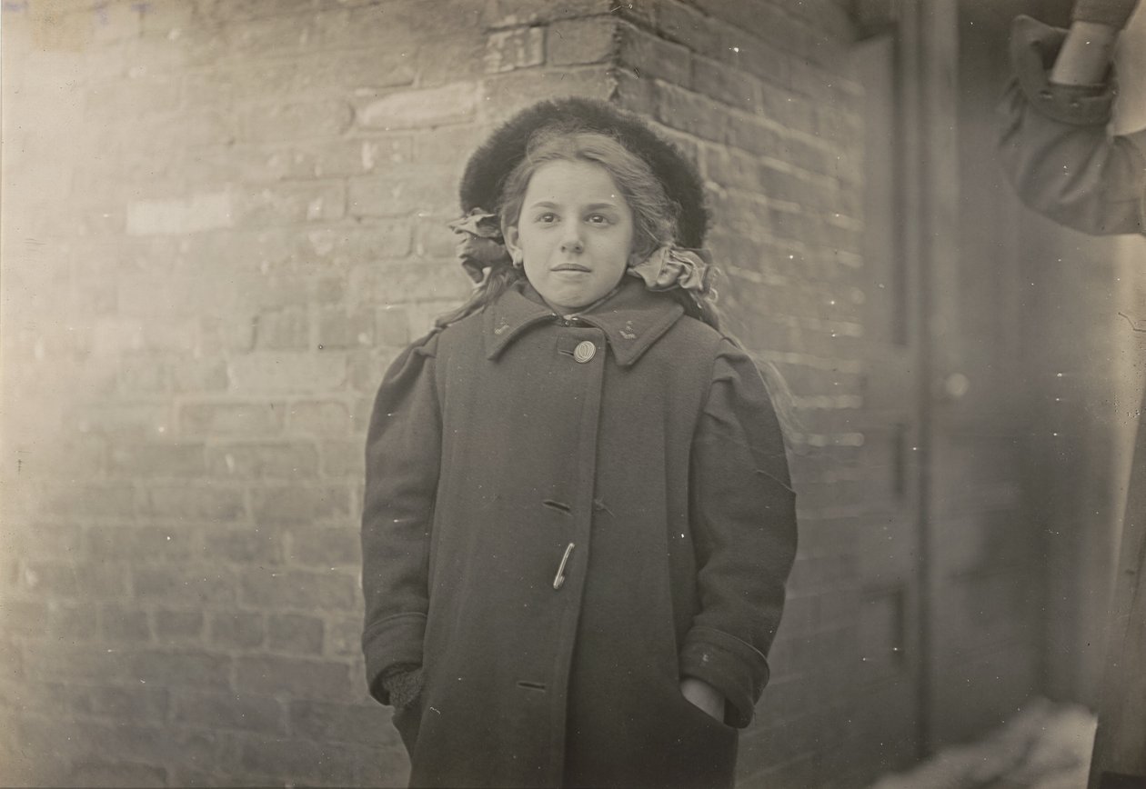 Mery Horn, en pukkelryggstilstand forverret av den tunge lasset med papirer hun bar. Hartford, Connecticut, mars 1909 av Lewis Hine