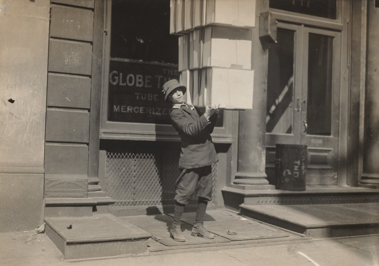 Vogngutt eller "halegutt" hjelper til med å laste vogna av Lewis Hine
