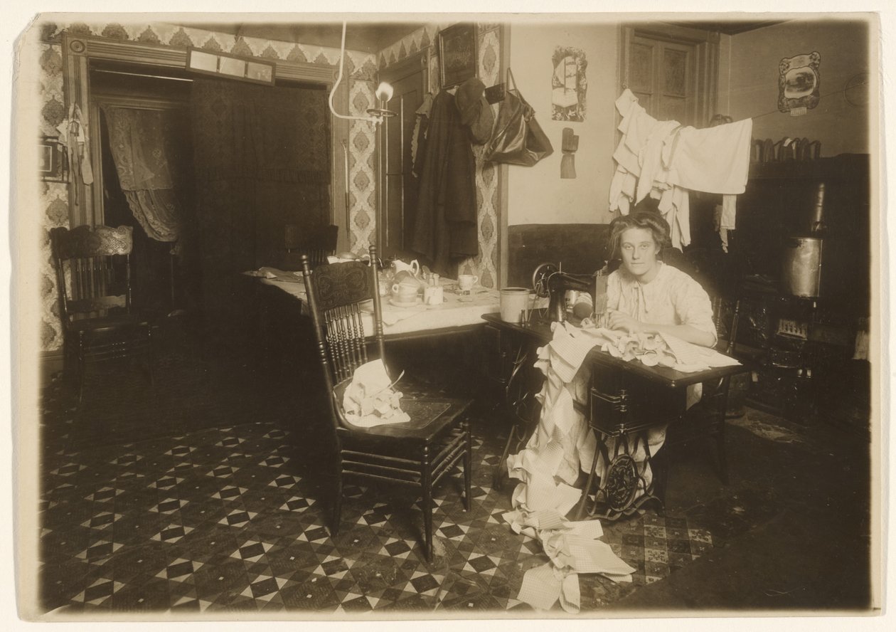 [Leksearbeid (Kvinne ved symaskin)] av Lewis W. Hine