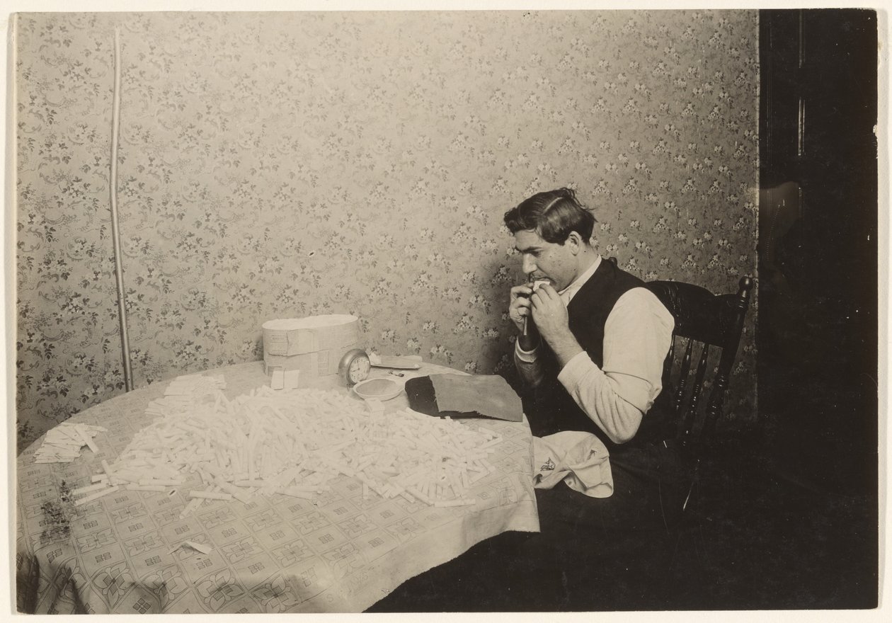 Rulling av sigaretter i en leilighet i New York / [Lekser] av Lewis W. Hine