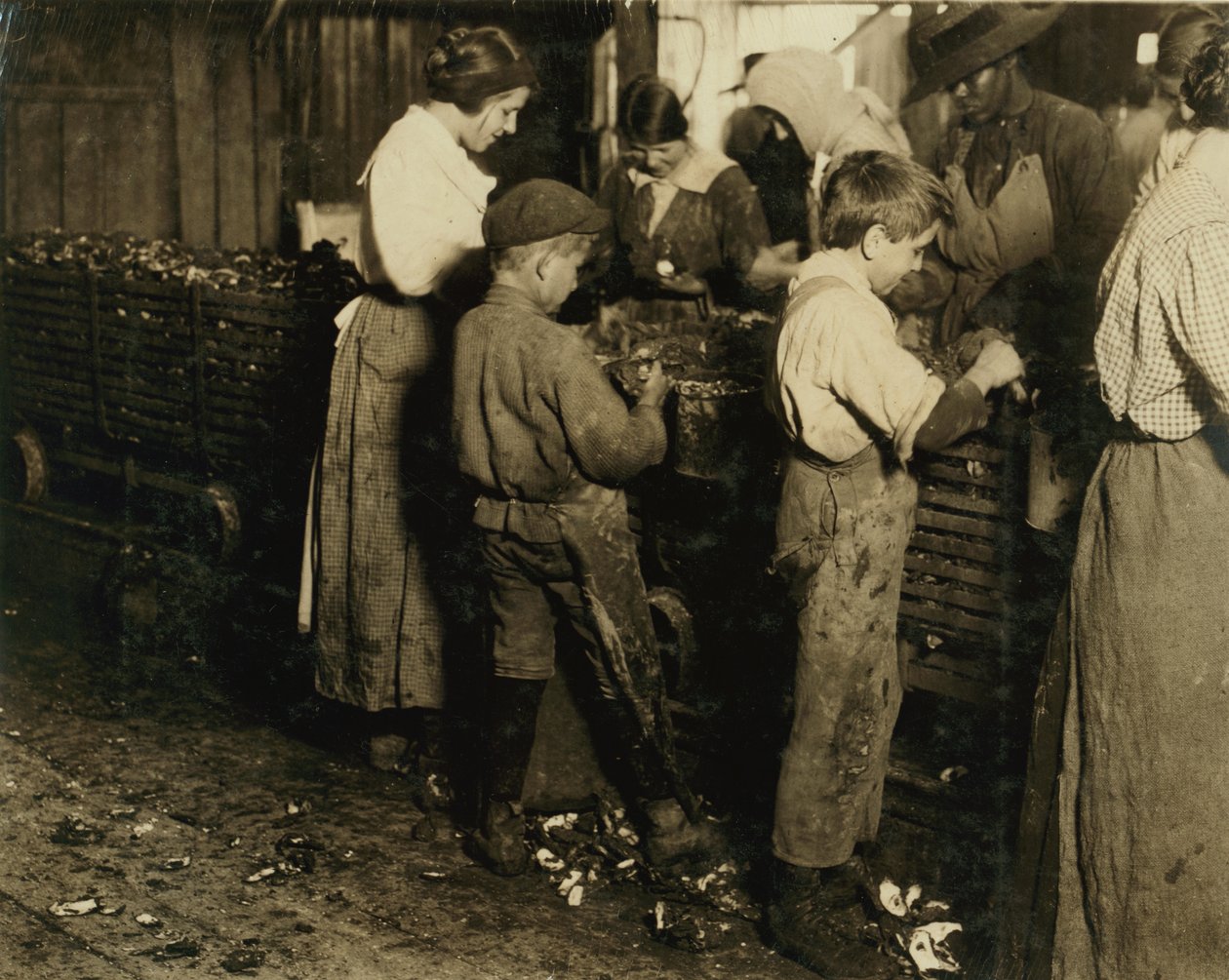 10 år gamle Jimmie som har kastet 3 år (6 potter om dagen) med en 11 år gammel gutt som kaster 7 potter hos Varn und Platt Canning Co., Bluffton, South Carolina, 1913 av Lewis Wickes Hine