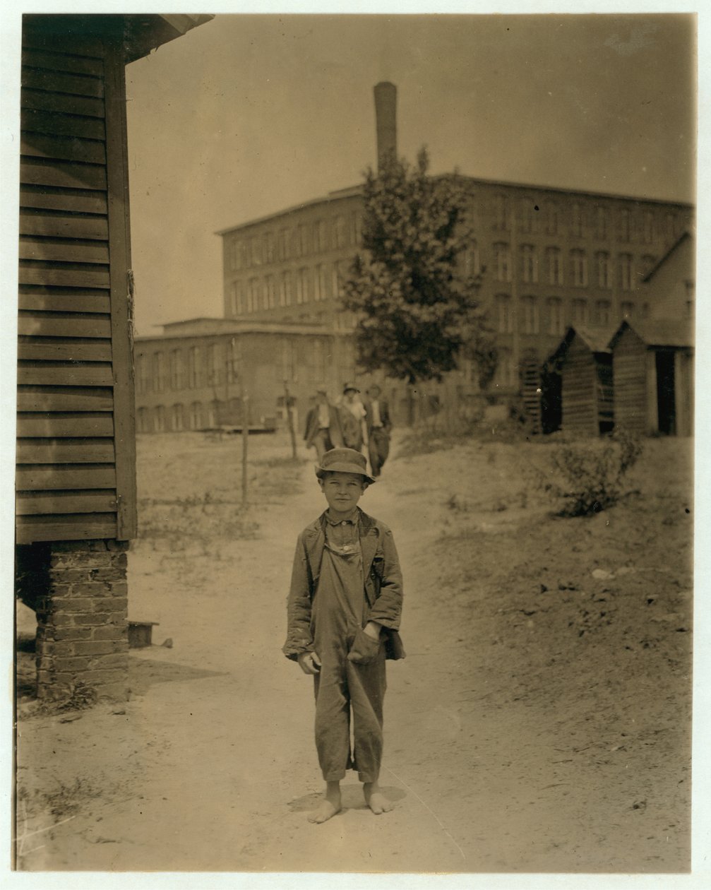 12 år gamle Eddie Norton, tjener omtrent 40 cent per dag som feier ved Saxon Mill, Spartanburg, North Carolina, 1912 av Lewis Wickes Hine