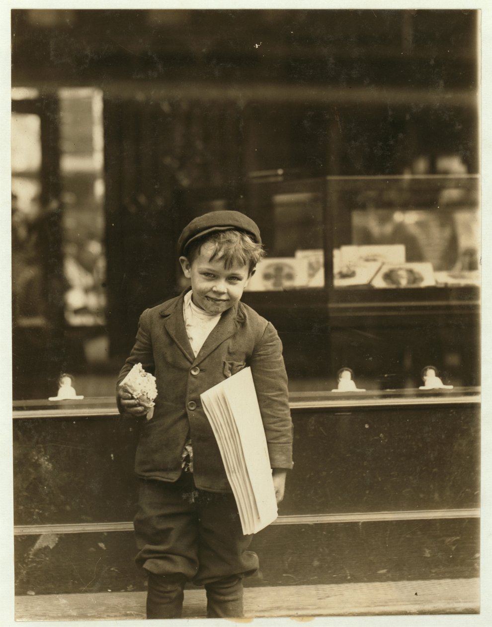 5 år gamle avisboy Tommy Hawkins bare 3 fot 4 ins høy, jobber i St. Louis, Missouri, 1910 av Lewis Wickes Hine