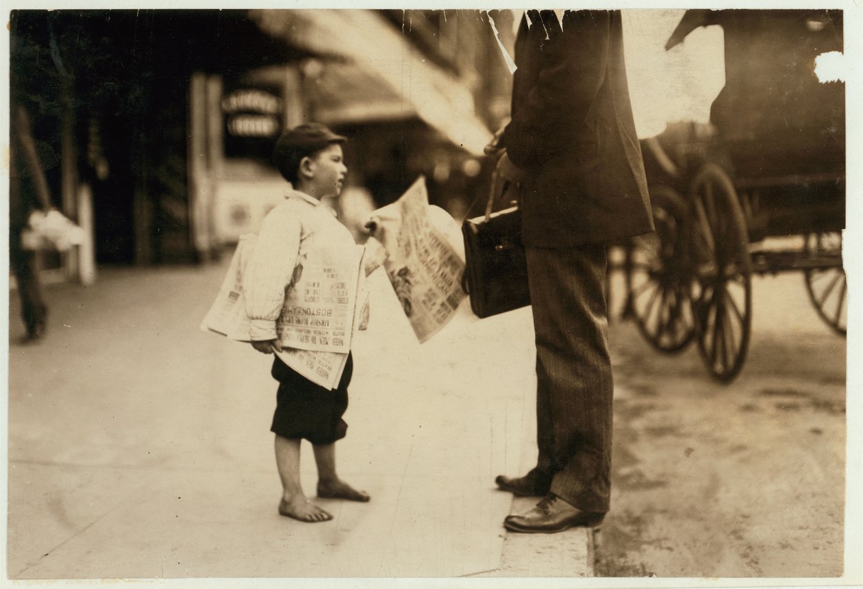 6 år gamle avisgutten Hyman selger aviser til kl. i Lawrence, Massachusetts, 1911 av Lewis Wickes Hine