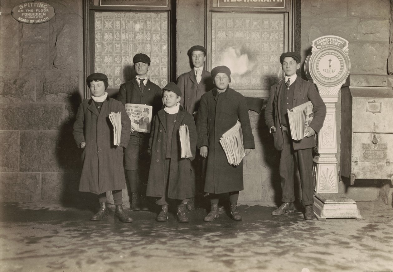 Kl. 20.30. Gruppe av avisgutter som selger ved stasjonen, Hartford, Connecticut. Den minste gutten er 11 år gammel. av Lewis Wickes Hine
