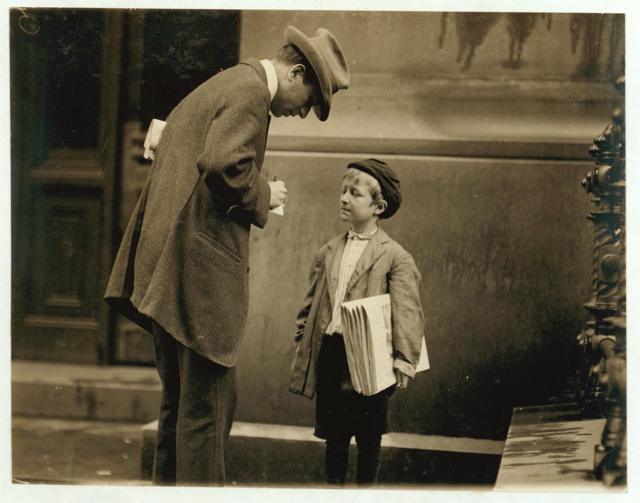 Den 8 år gamle avisgutten Michael McNelis, som nettopp hadde kommet seg etter sitt andre anfall med lungebetennelse, solgte papirer i en regnstorm, Philadelphia, Pennsylvania, 1910 av Lewis Wickes Hine