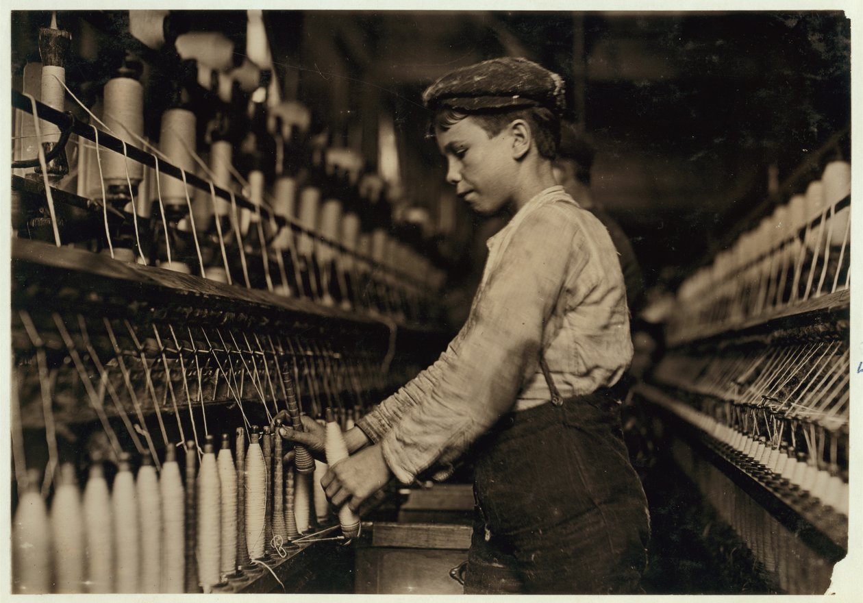 En doffer erstatter hele spoler ved Globe Cotton Mill, Augusta, Georgia, 1909 av Lewis Wickes Hine