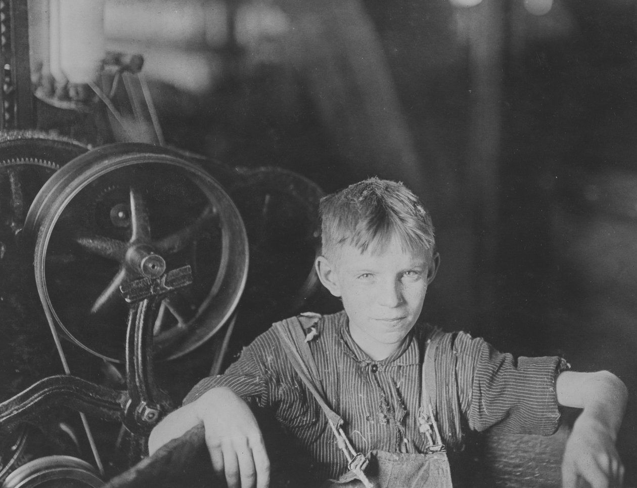 En ung polsk spinner i Quidwick Co. Mill. Anthony, R. I 1909 av Lewis Wickes Hine